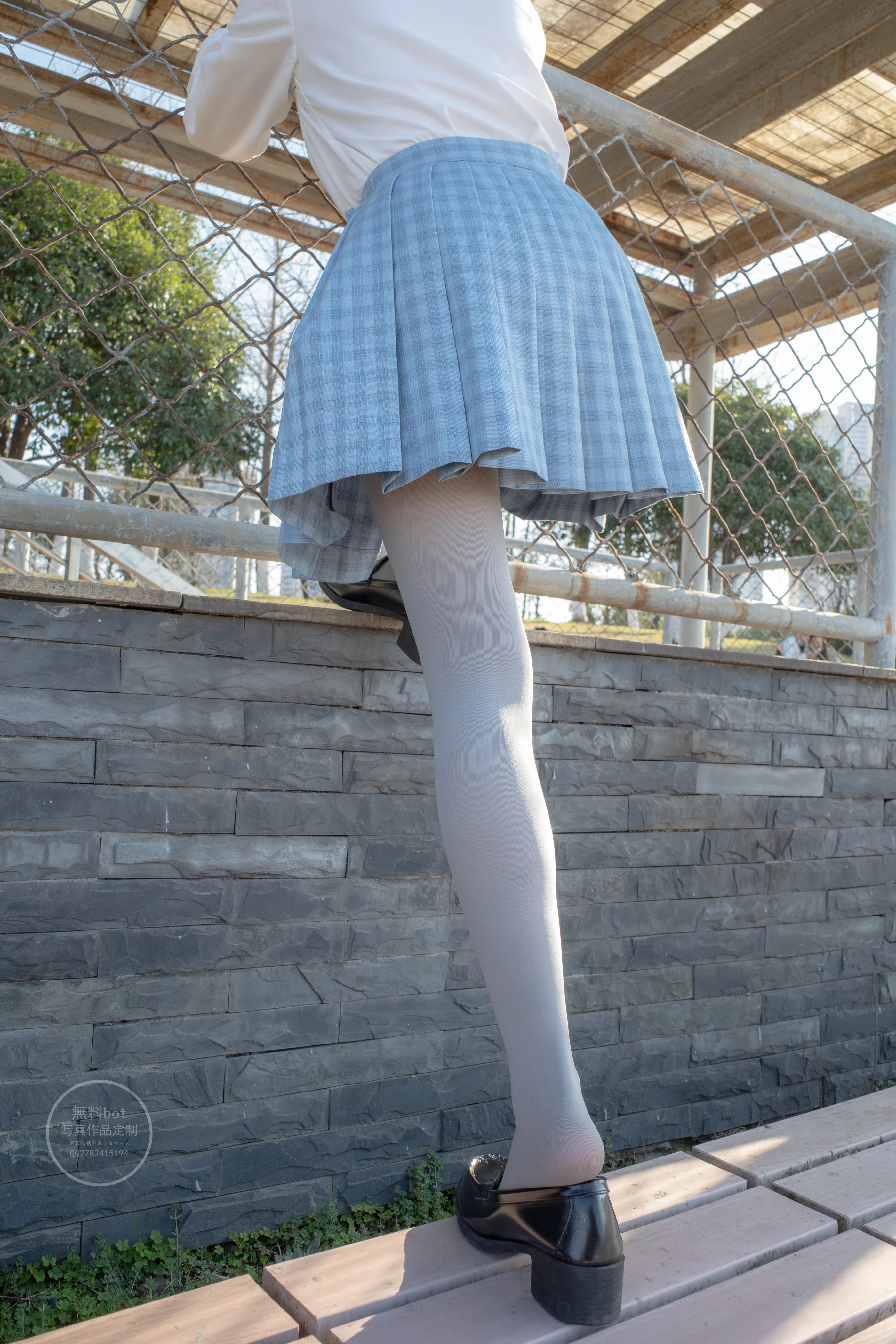 森萝财团 有料 NO.030 小香 户外公园里的JK制服灰丝美腿 [100P]插图2
